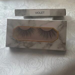NWT Violet eyelashes 25mm it included lashes brush, tweezer